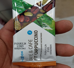 Etiqueta en tapa de botella