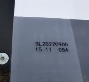 Etiqueta en tapa de botella