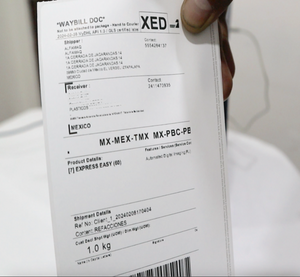 Etiqueta en tapa de botella